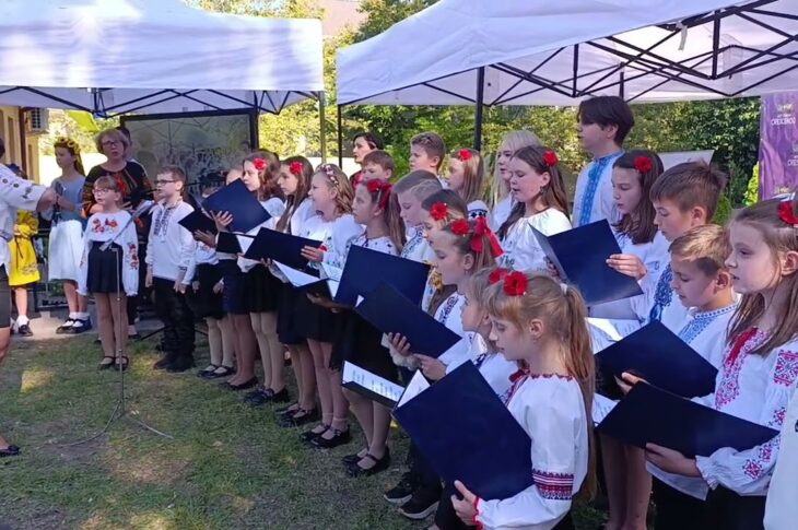 Виступ учнів перед початком дискусійного клубу "Мистецтво без меж: долаємо стереотипи"