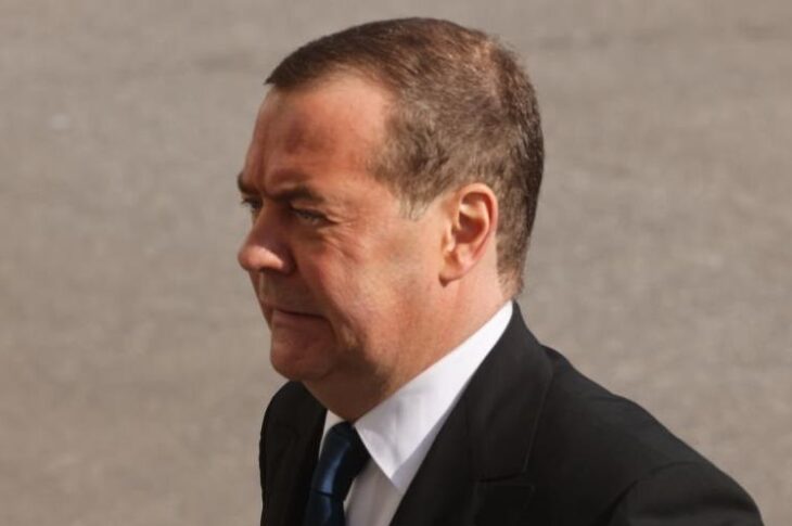 Новини світу - Медведєв вирішив почекати на "повернення Трампа"