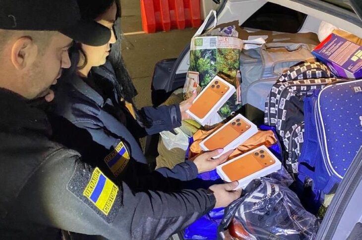 Новини України - Митники зупинили спробу контрабанди IPhone 17