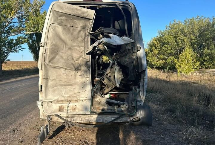 Новини України - На Донеччині дрон РФ поцілив по мікроавтобусу, троє поранених