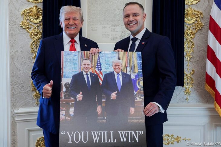 Новини світу - Навроцький показав подарунок, який отримав від Трампа