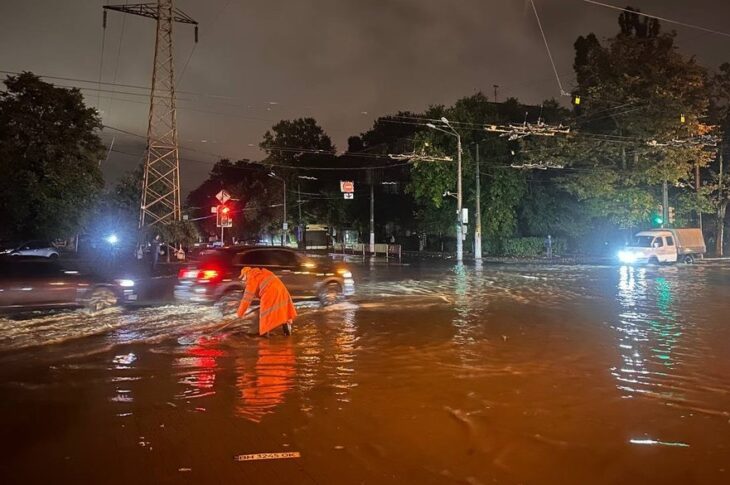 Новини України - Негода в Одесі: вулиці підтоплені, водолази шукають зниклу людину