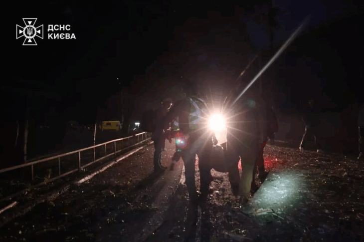 Новини Києва - Обстріл Києва: патрульні показали перші хвилини після удару