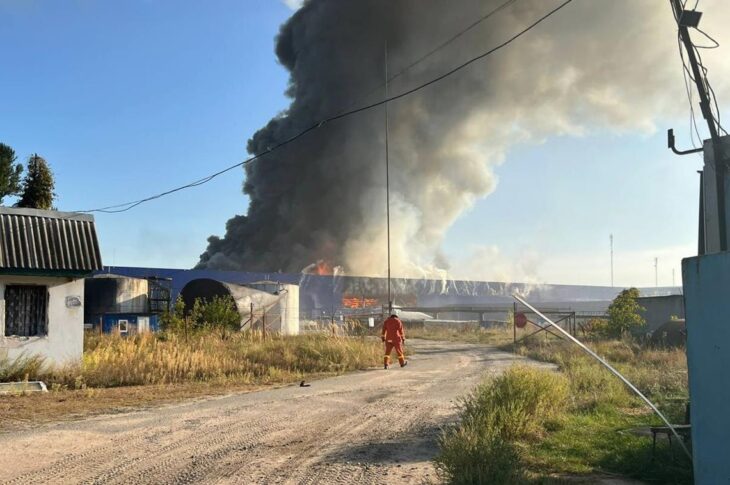 Новини України - Під Києвом горить логістичний центр піля атаки РФ