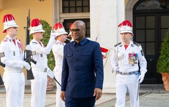 Новини світу - Посла ПАР знайшли мертвим під готелем в Парижі