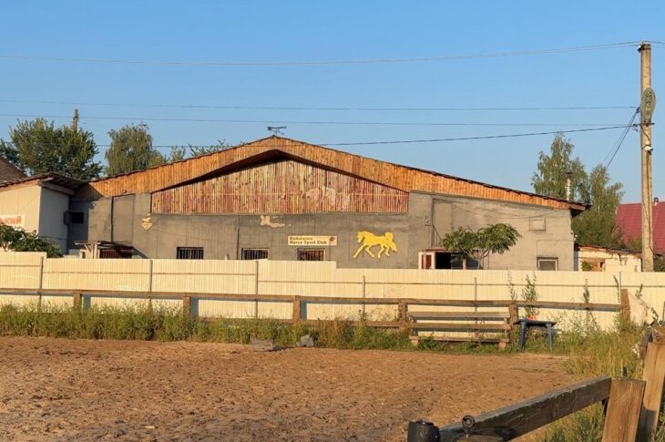 Новини України - Росіяни вдарили по кінному клубу на Київщині