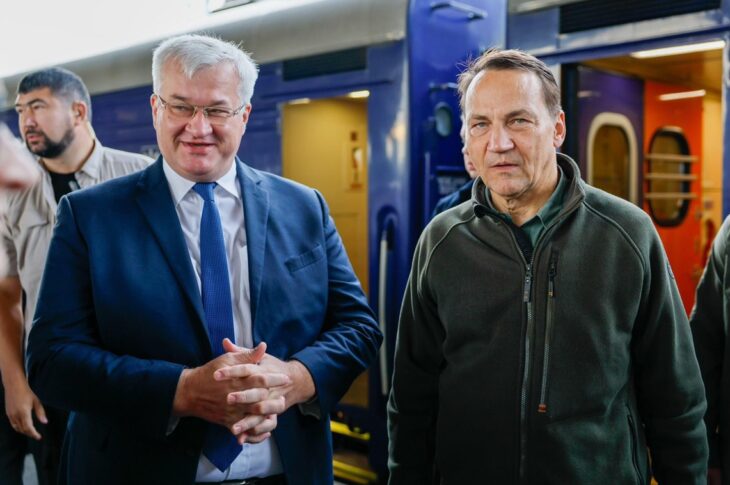 Новини України - Сікорський прибув у Київ і дав відповідь Трампу