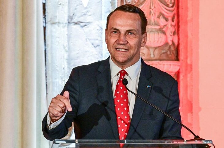 Новини світу - Сікорський: Путін насміхається з Трампа