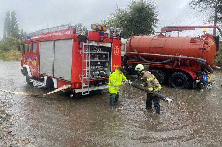 Новини України - Сильна злива затопила вулиці Одеси
