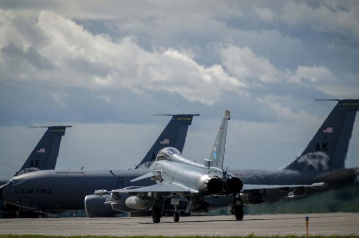 Новини світу - США "відпрацювали" бомбові удари неподалік кордону РФ в Арктиці