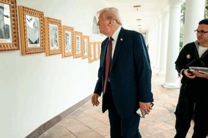 Новини світу - Трамп замінив портрет Байдена на фото апарата для автопідпису документів