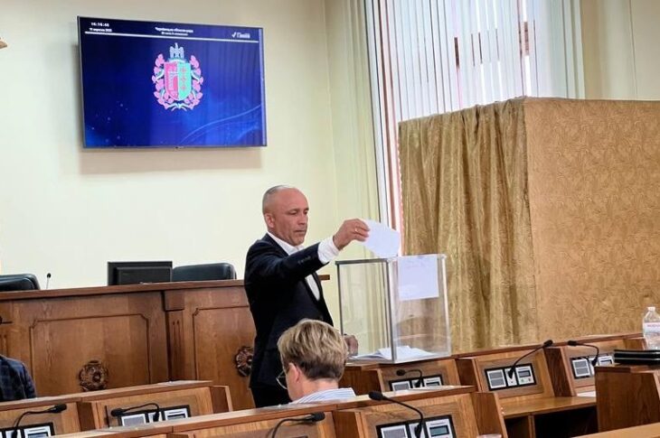 Новини України - У Чернівцях звільнили голову облради