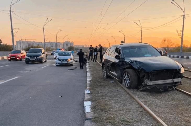 Авто новини - У Харкові 14-річний хлопець за кермом авто скоїв ДТП