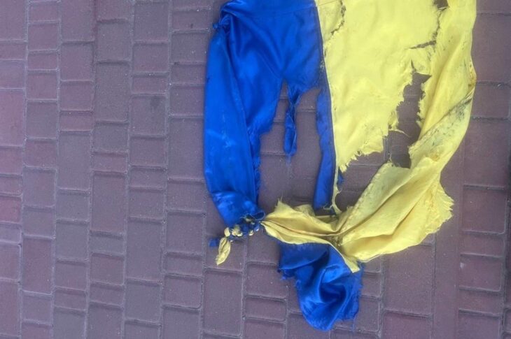 Новини України - У Кропивницькому чоловік зірвав і розтоптав прапор України