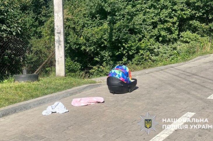 Новини України - У Львові чоловік поставив люльку з немовлям на дах авто і поїхав