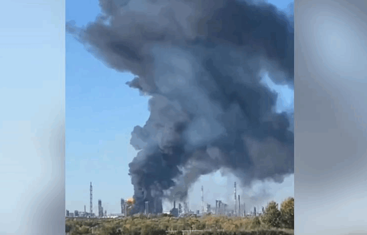 Новини світу - У мережі показали кадри влучань по НПЗ в Башкірії та по порту в Туапсе
