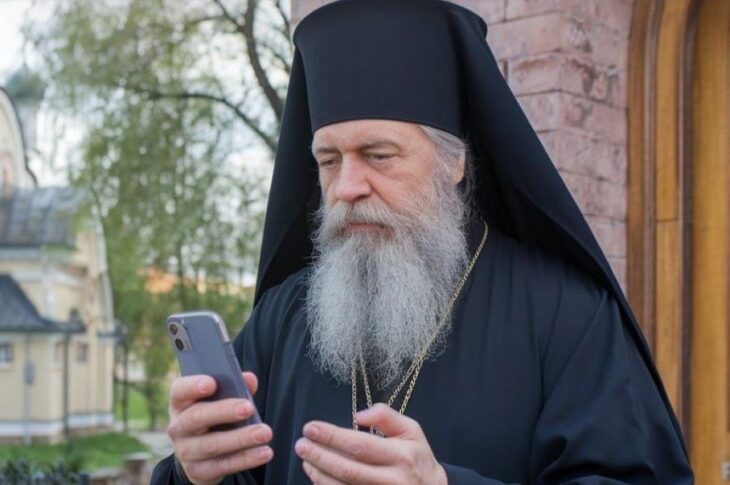 Новини світу - У РФ запустили "православний" додаток, який стежить за віруючими