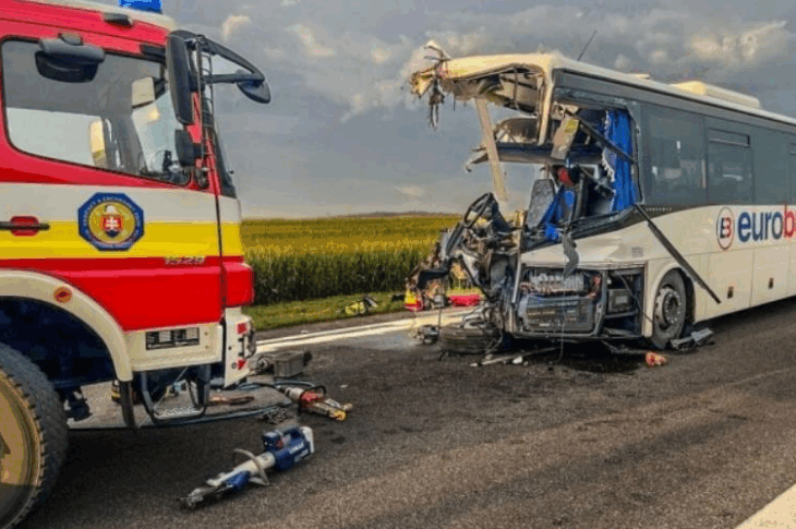 Новини світу - У Словаччині автобус потрапив у ДТП, є загиблий та 28 поранених