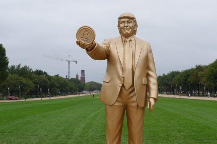 Новини світу - У Вашингтоні встановили "золоту" статую Трампа