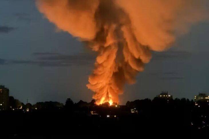 Новини світу - У Великобританії спалахнула спалахнула пожежа після вибуху на складі