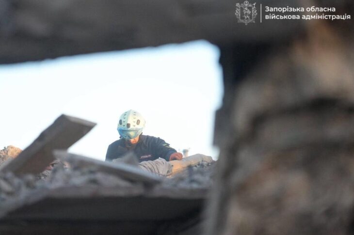 Новини України - У Запоріжжі під завалами зруйнованого будинку може бути жінка