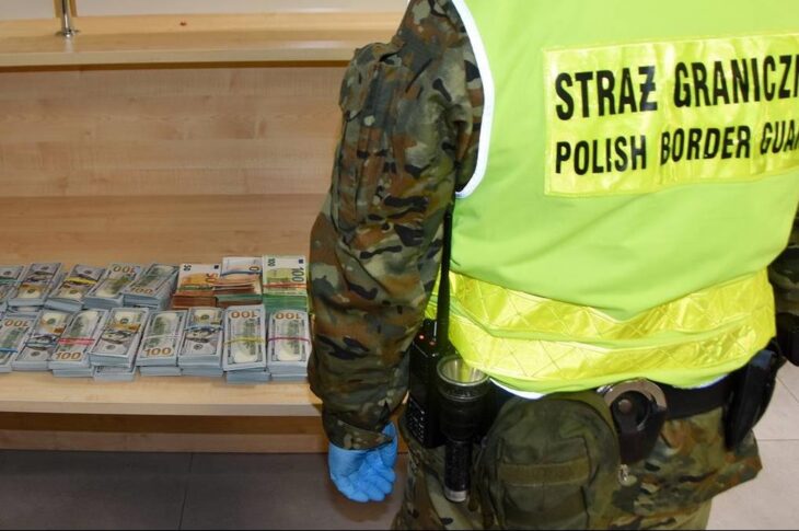 Новини світу - Українка намагалася провезти у Польщу купу валюти у валізі