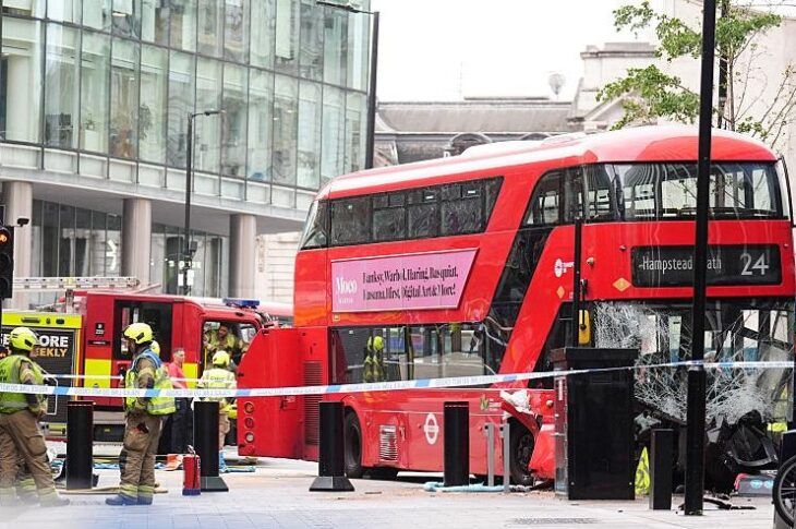 Новини світу - В Лондоні двоповерховий автобус в'їхав у натовп: 17 потерпілих