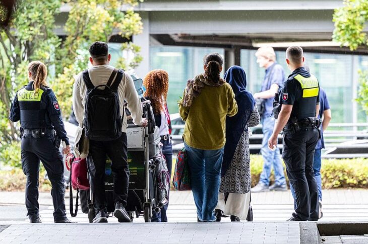 Новини світу - В Німеччині вперше за 15 років зменшилась кількість біженців