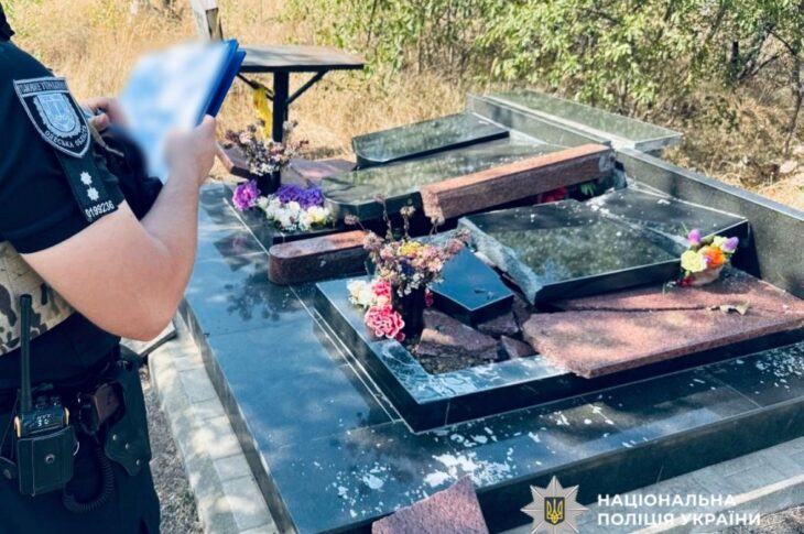 Новини України - В Одесі чоловік пошкодив майже 30 пам’ятників на кладовищі