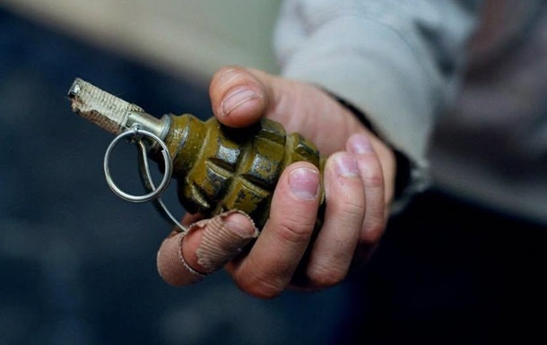 Новини Києва - Вимагав повернути подарунок: під Києвом чоловік погрожував дівчині гранатою