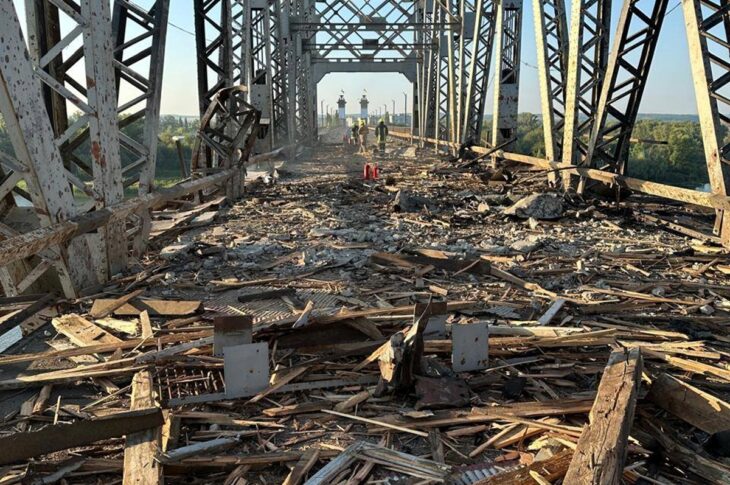 Новини України - З'явилися кадри пошкодженого РФ мосту у Кременчуці