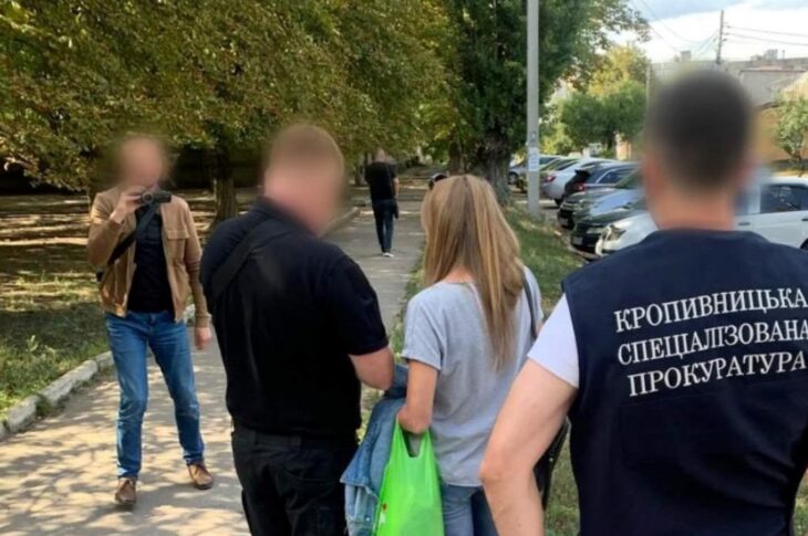 Новини України - Затримано секретаря ВЛК, що взялася за $2000 "вирішити" питання мобілізації