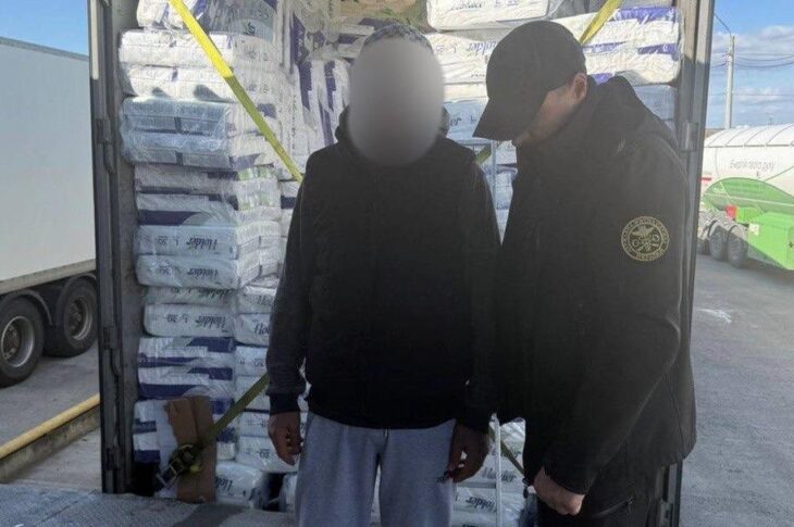 Новини України - Чоловік ховався в памперсах, щоб в'їхати в Україну