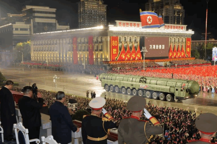 Новини світу - Кім Чен Ин продемонстрував нову міжконтинентальну ракету