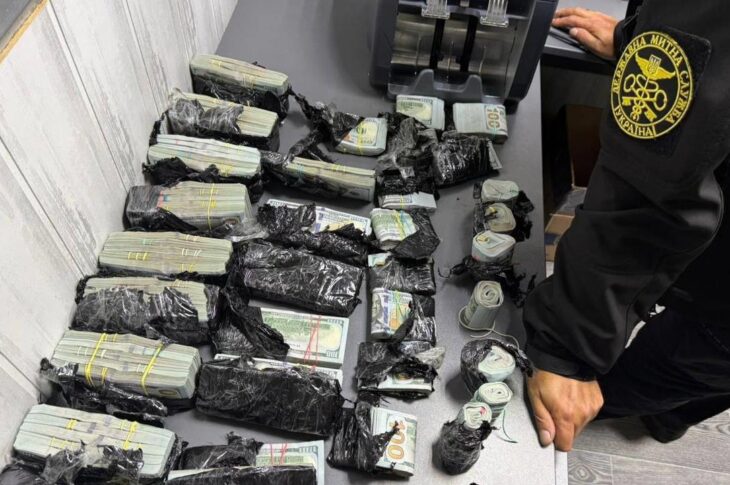 Новини України - На кордоні знайшли майже $1 млн під капотом авто