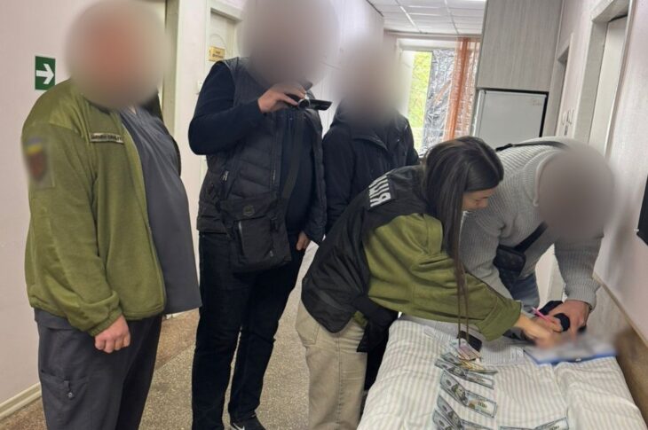 Новини України - На Одещині військового медика спіймали на хабарі