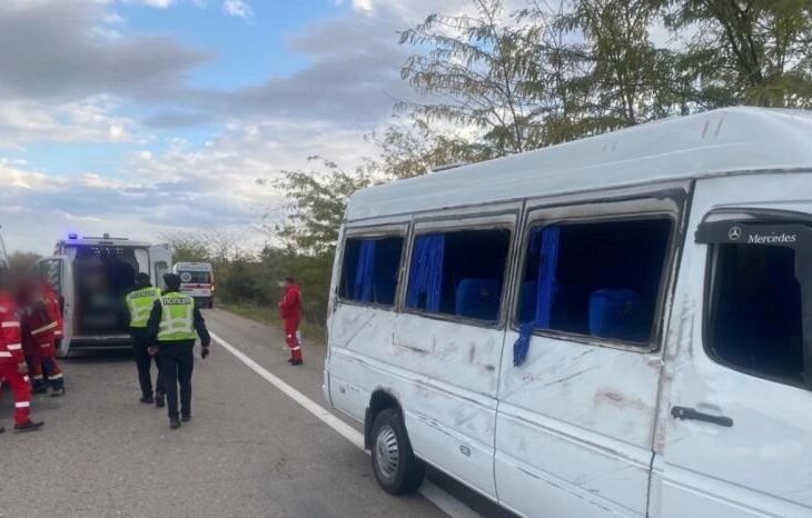 Новини України - Під Одесою на трасі перекинувся мікроавтобус: вісім потерпілих