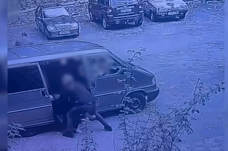 Новини Києва - Поліцейські побили чоловіка біля ТЦК у Києві