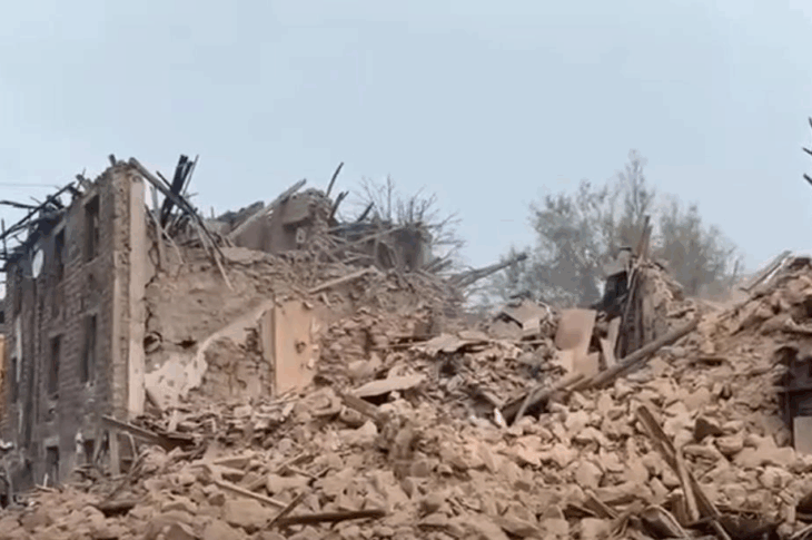 Новини України - Росіяни скинули бомбу на багатоповерхівку у Костянтинівці