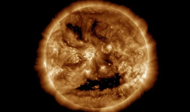 Технології - Сонце "усміхнулося": NASA показало моторошне обличчя зорі