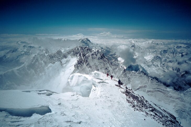 Новини світу - Сотні туристів досі чекають на порятунок на Евересті