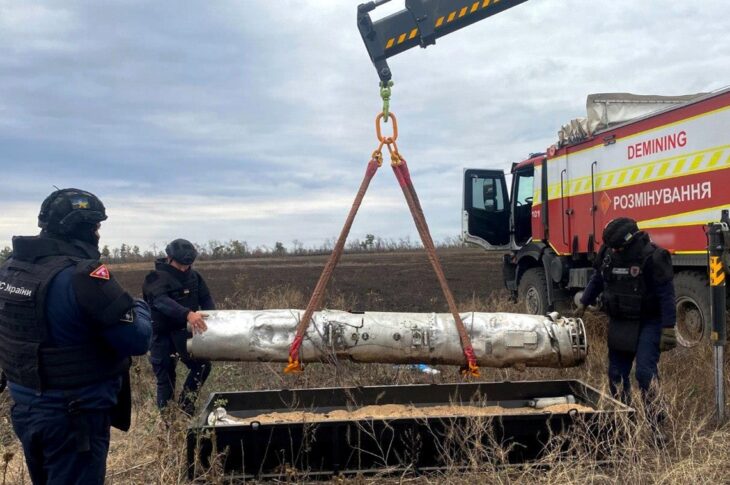 Новини України - Тубус з нерозірваними авіаракетами РФ виявили в полі на Харківщині