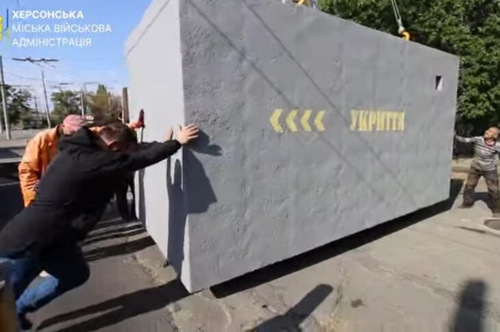 Новини України - У Херсоні показали встановлення мобільного укриття