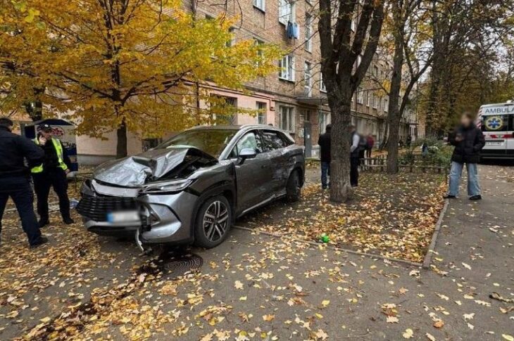 Новини Києва - У Києві авто після ДТП вилетіло на тротурар, постраждали діти