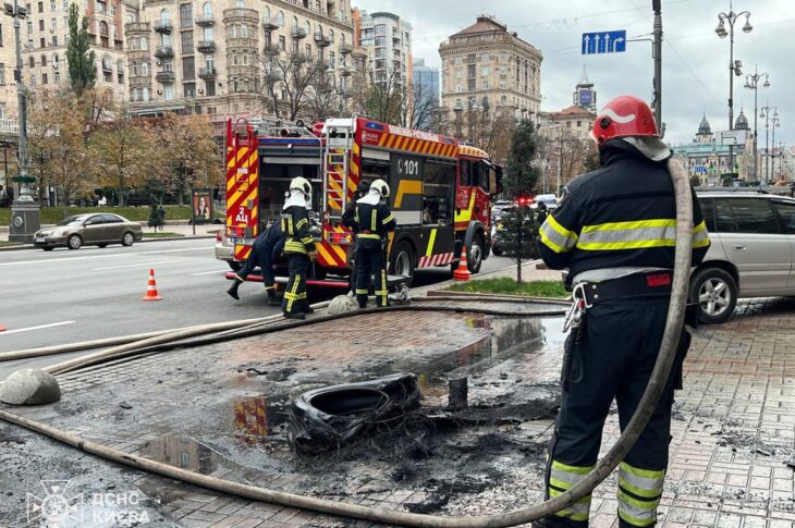 Новини Києва - У Києві біля будівлі КМДА чоловік підпалив шини