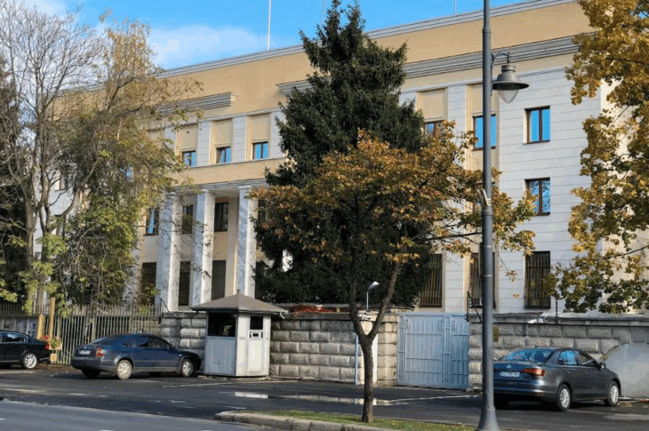 Новини світу - У Румунії чоловік намагався протаранити автомобілем ворота посольства РФ