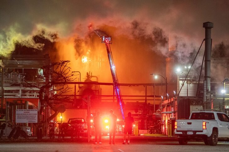Новини світу - У США сталася масштабна пожежа на нафтопереробному заводі