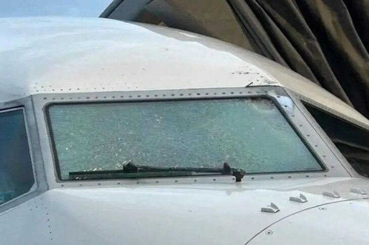 Новини світу - У США в літаку тріснуло скло на висоті 11 км: поранено пілота