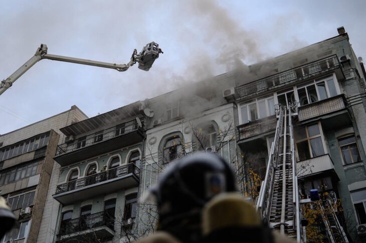 Новини Києва - У центрі Києва з вечора палає багатоповерхівка