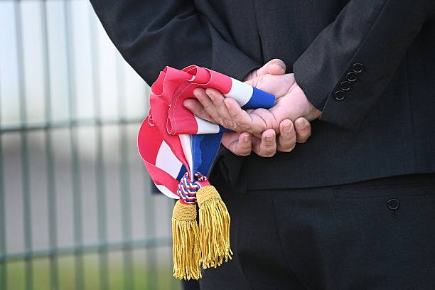 Новини світу - Услід за премʼєром: міністр оборони Франції подав у відставку